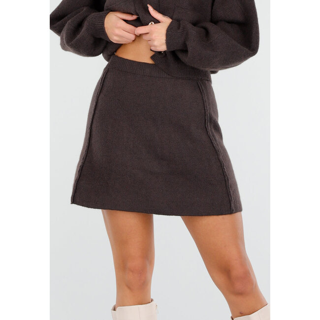 Dunkelbraunes zweiteiliges Set mit Weste und Minirock