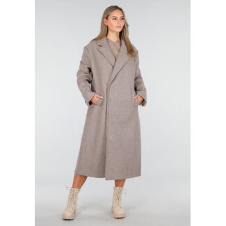 Langer beiger Trenchcoat