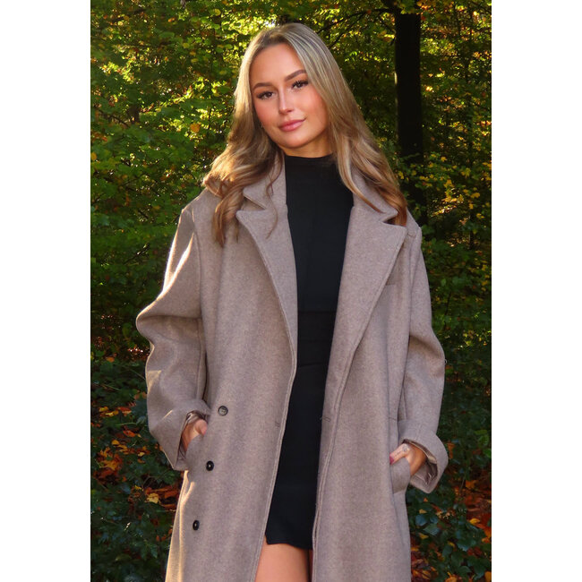 Beiger Trenchcoat mit gerader Passform