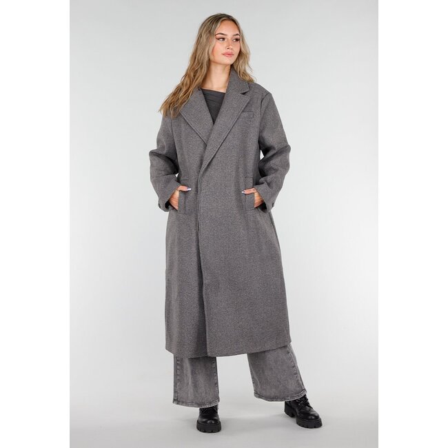 Langer grauer Trenchcoat