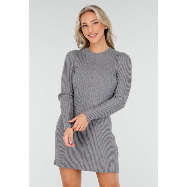 Graues, geripptes Strickkleid mit langen Ärmeln