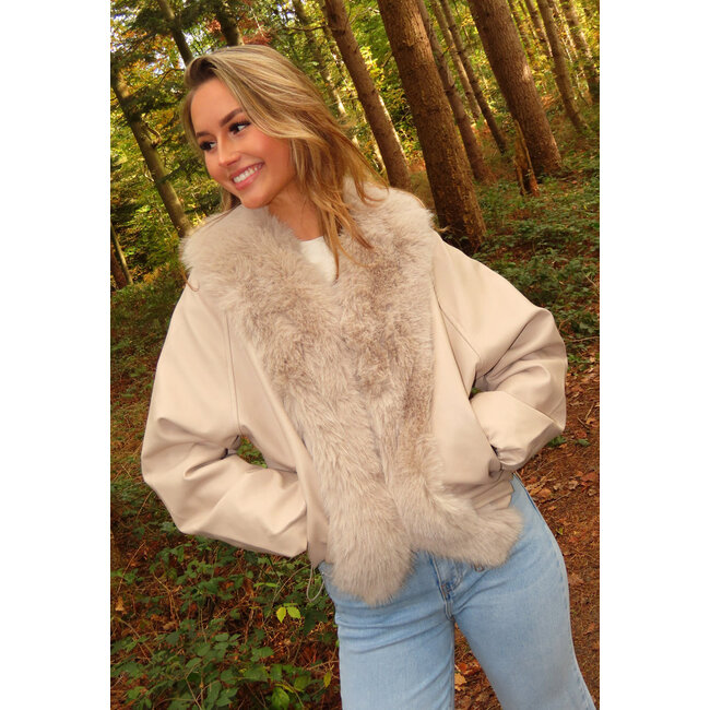 Beige Lederoptik Jacke mit Kunstfell