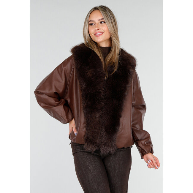 Dunkelbraune Lederoptik-Jacke mit Kunstpelzkragen und locker fallender Passform