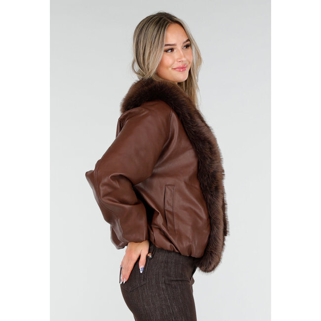 Dunkelbraune Lederoptik-Jacke mit Kunstpelzkragen und locker fallender Passform