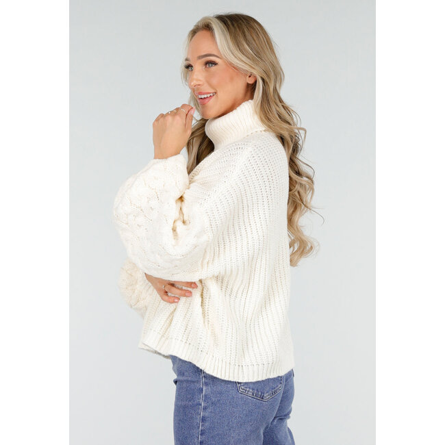 Cremefarbener Strickpullover mit Kordelärmel