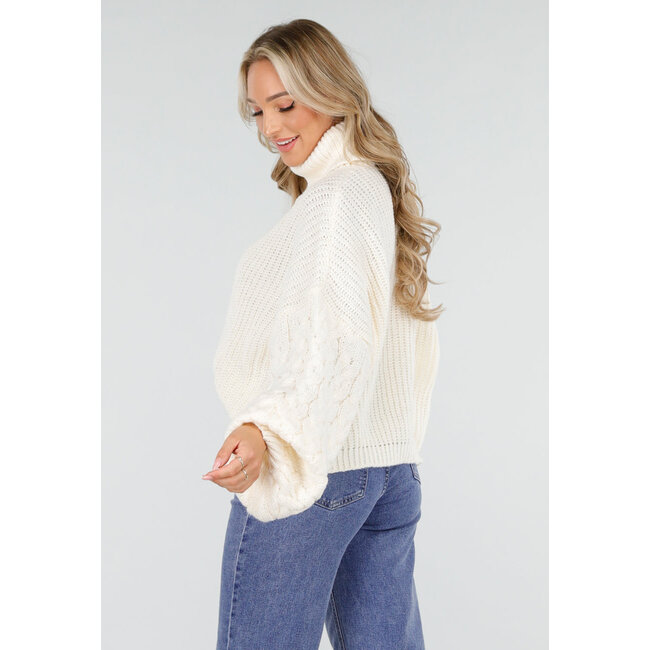 Cremefarbener Strickpullover mit Kordelärmel