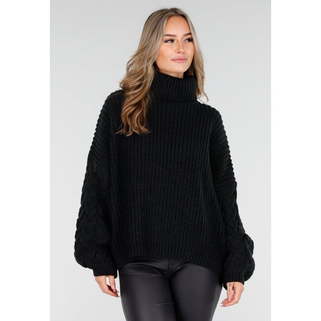 Schwarzer Strickrollkragenpullover mit Zopfmusterärmeln