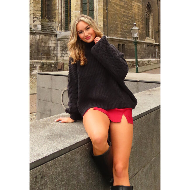 Schwarzer Strickrollkragenpullover mit Zopfmusterärmeln