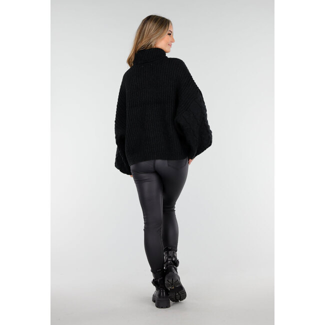 Schwarzer Strickrollkragenpullover mit Zopfmusterärmeln