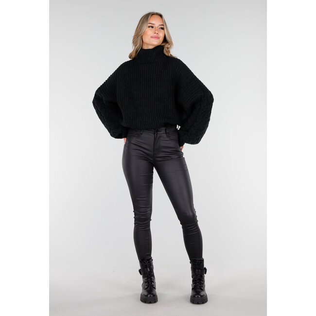Schwarzer Strickrollkragenpullover mit Zopfmusterärmeln