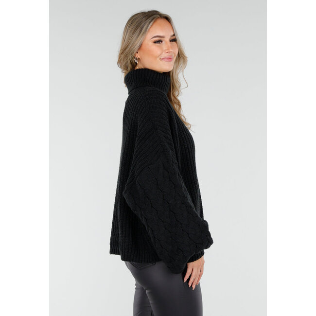 Schwarzer Strickrollkragenpullover mit Zopfmusterärmeln