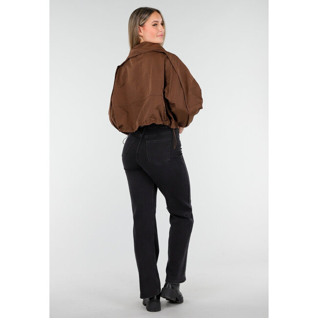 Braune kurze Windjacke mit breitem Kragen