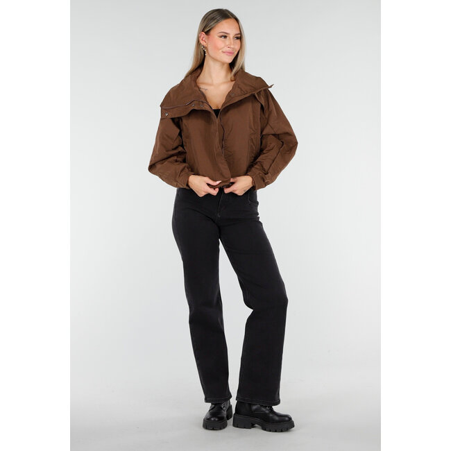 Braune kurze Windjacke mit breitem Kragen