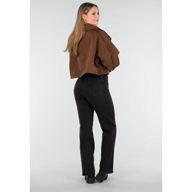 Braune kurze Windjacke mit breitem Kragen