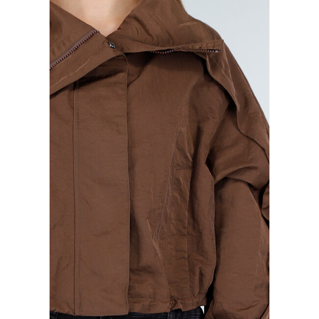 Braune kurze Windjacke mit breitem Kragen