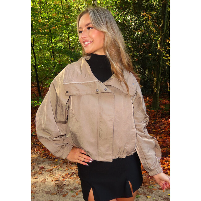 Taupefarbene kurze Jacke mit breitem Wickelverschluss