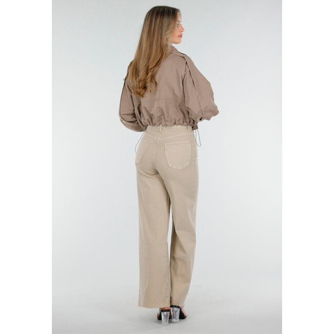 Taupefarbene kurze Jacke mit breitem Wickelverschluss