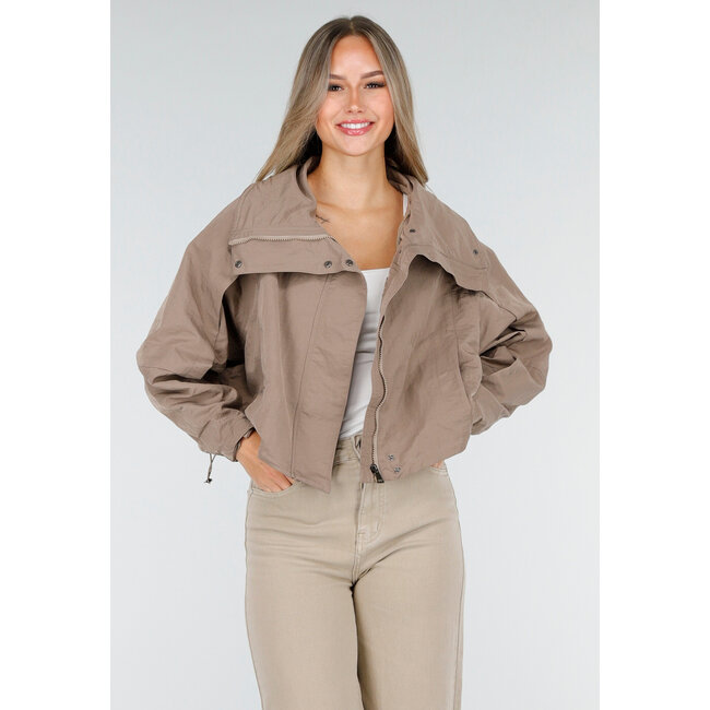 Taupefarbene kurze Jacke mit breitem Wickelverschluss