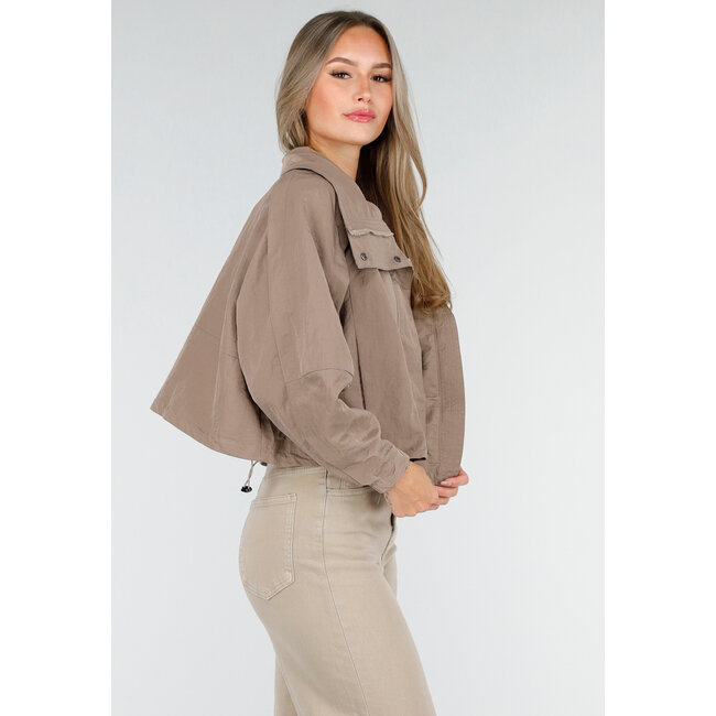 Taupefarbene kurze Jacke mit breitem Wickelverschluss