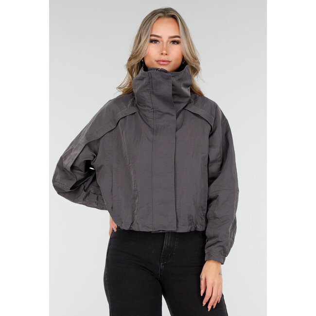 Taupefarbene kurze Jacke mit breitem Wickelverschluss