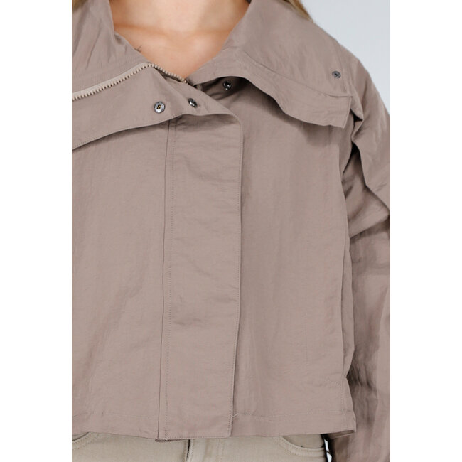 Taupefarbene kurze Jacke mit breitem Wickelverschluss