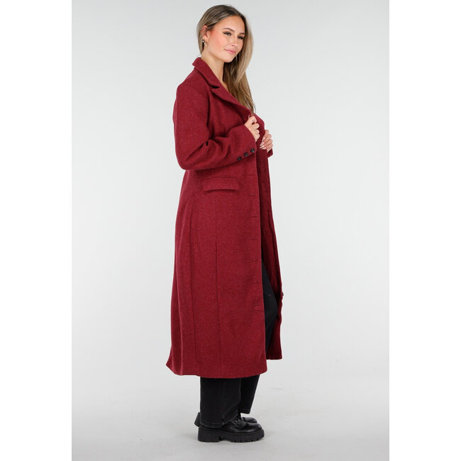 Roter Mantel mit Reverskragen und Knöpfen