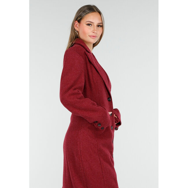 Roter Mantel mit Reverskragen und Knöpfen