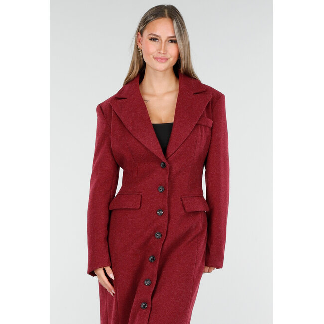 Roter Mantel mit Reverskragen und Knöpfen