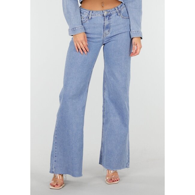 Hellblaue Mid Waist Wide Leg Jeans mit Raw Edge Zoom