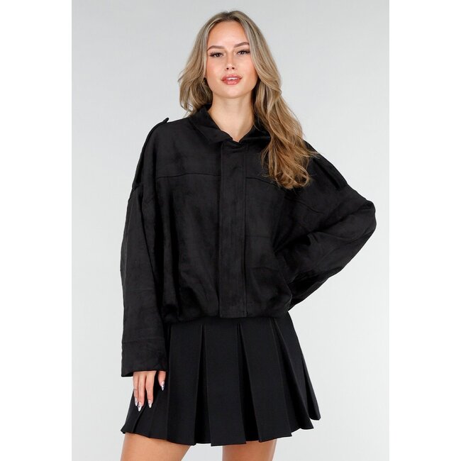 Schwarze Jacke in Wildlederoptik mit Reißverschluss und Knopfverschluss