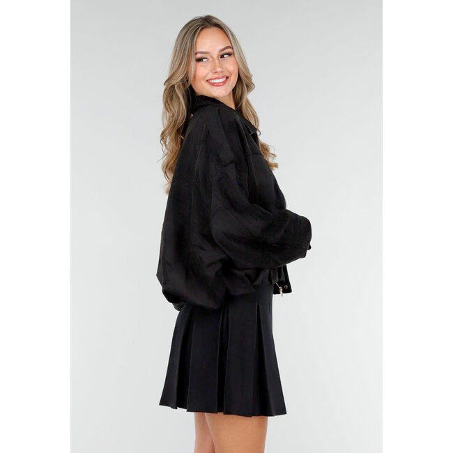 Schwarze Jacke in Wildlederoptik mit Reißverschluss und Knopfverschluss