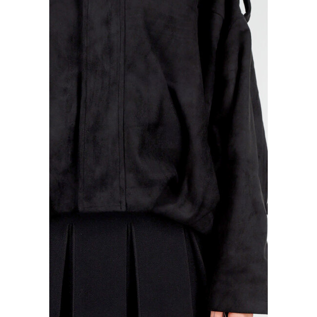 Schwarze Jacke in Wildlederoptik mit Reißverschluss und Knopfverschluss