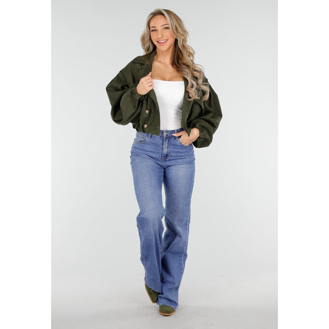 Grüner, verkürzter Trenchcoat aus Wildleder