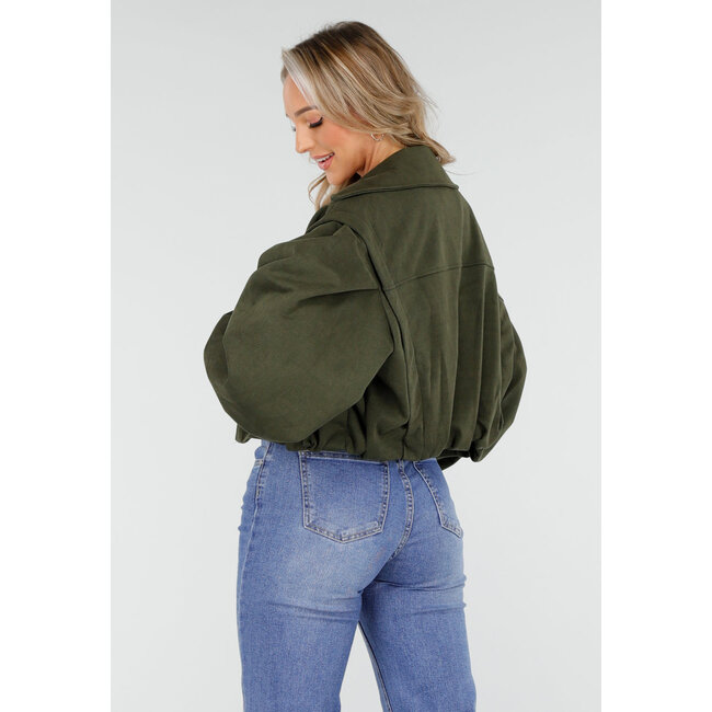 Grüner, verkürzter Trenchcoat aus Wildleder