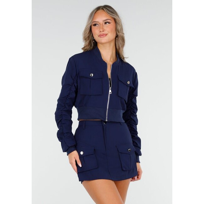Marineblaues Set mit verkürzter Bomberjacke und Skort mit Taschen