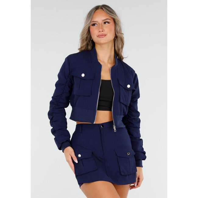 Marineblaues Set mit verkürzter Bomberjacke und Skort mit Taschen