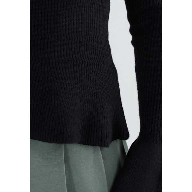 Schwarzer schulterfreier Strickpullover mit ausgestellten Ärmeln