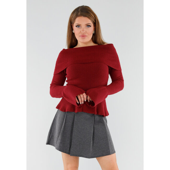 Roter schulterfreier Strickpullover mit ausgestellten Ärmeln