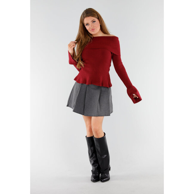 Roter schulterfreier Strickpullover mit ausgestellten Ärmeln