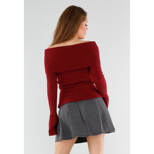 Roter schulterfreier Strickpullover mit ausgestellten Ärmeln