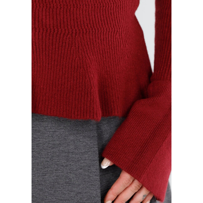 Roter schulterfreier Strickpullover mit ausgestellten Ärmeln