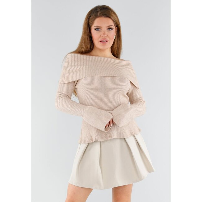 Beigefarbener schulterfreier Strickpullover mit ausgestellten Ärmeln