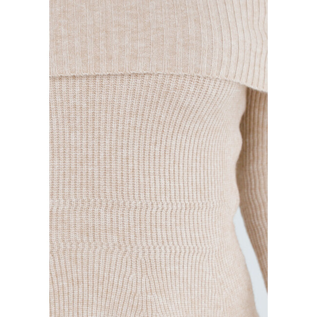 Beigefarbener schulterfreier Strickpullover mit ausgestellten Ärmeln