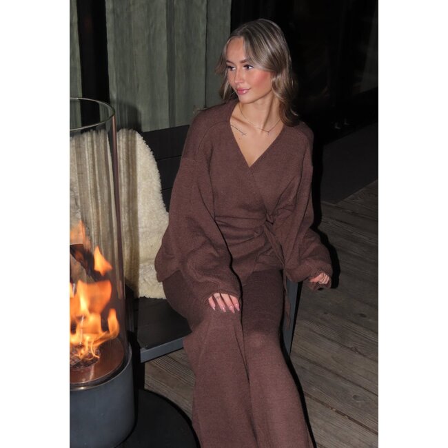 Braunes Strickset mit Reversoberteil und weiter Hose