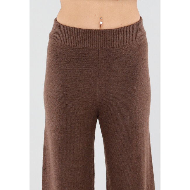 Braunes Strickset mit Reversoberteil und weiter Hose