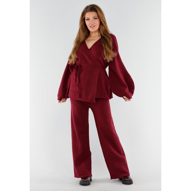 Bordeauxfarbenes Strickset mit Revers-Oberteil und weiter Hose