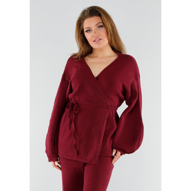 Bordeauxfarbenes Strickset mit Revers-Oberteil und weiter Hose