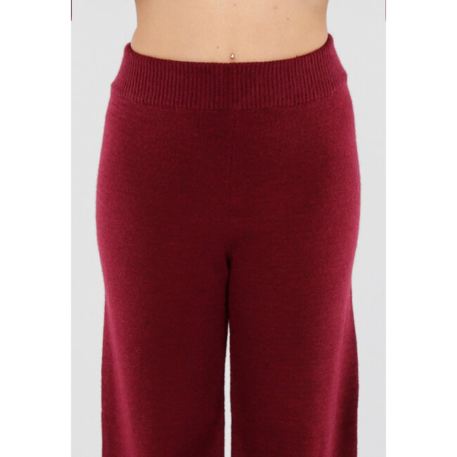 Bordeauxfarbenes Strickset mit Revers-Oberteil und weiter Hose