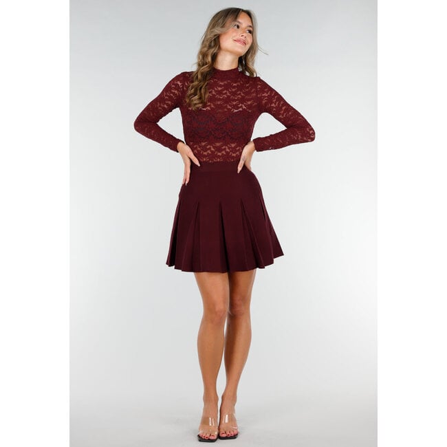 Bordeauxroter Plisseerock aus gestricktem Stretchstoff