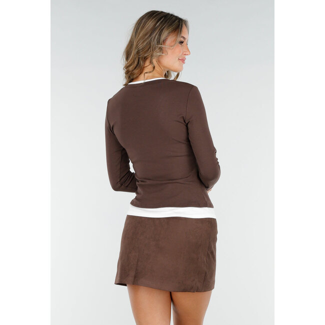 Braunes langärmeliges Top mit V-Ausschnitt und weißen Bündchen